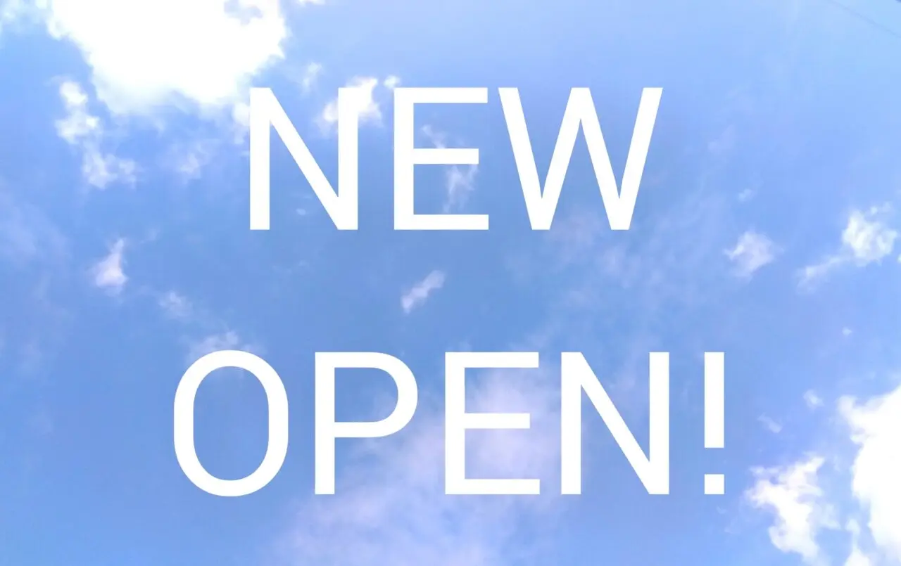 青空とNEW OPENの文字