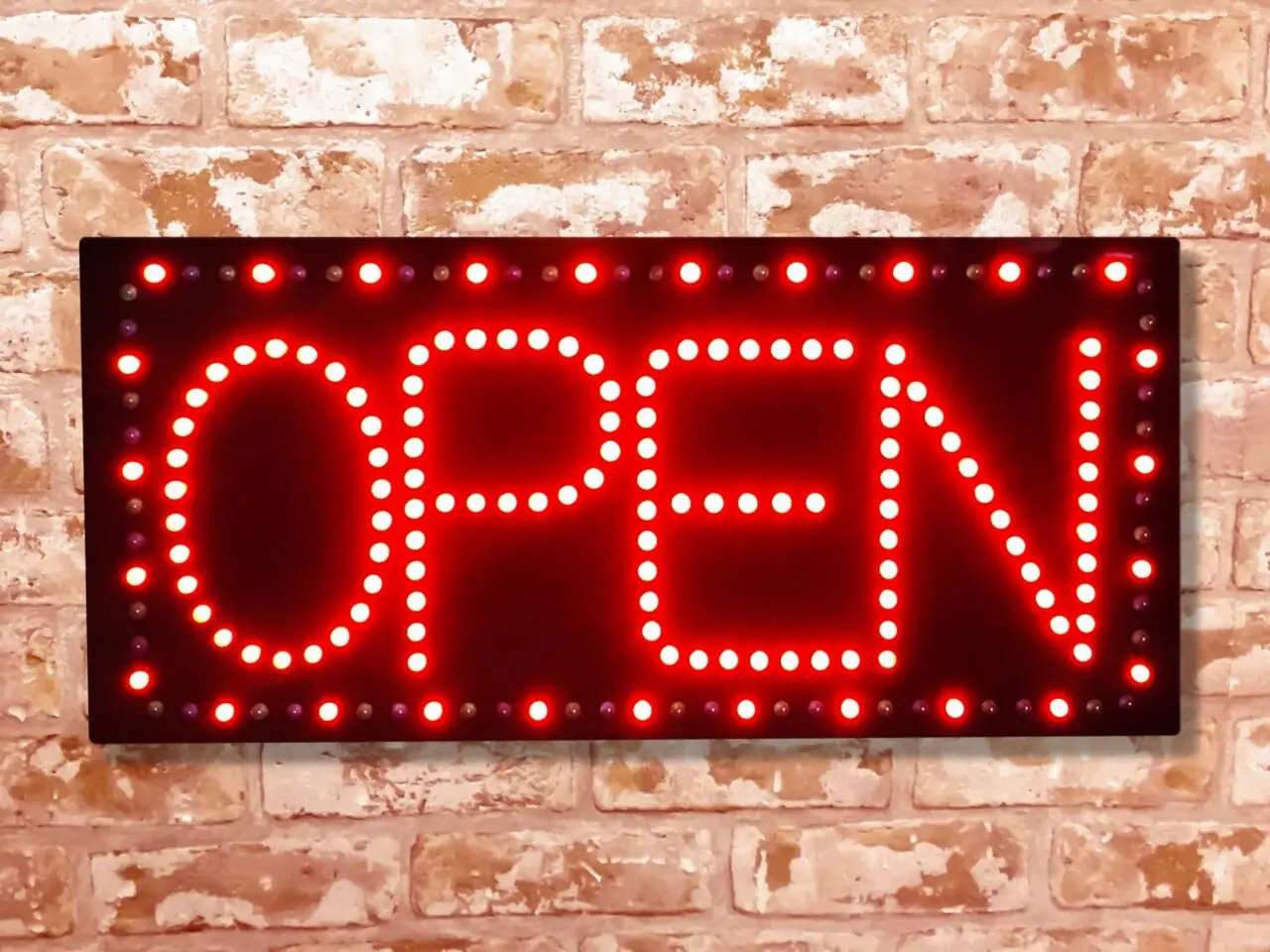 OPENの赤いネオン看板
