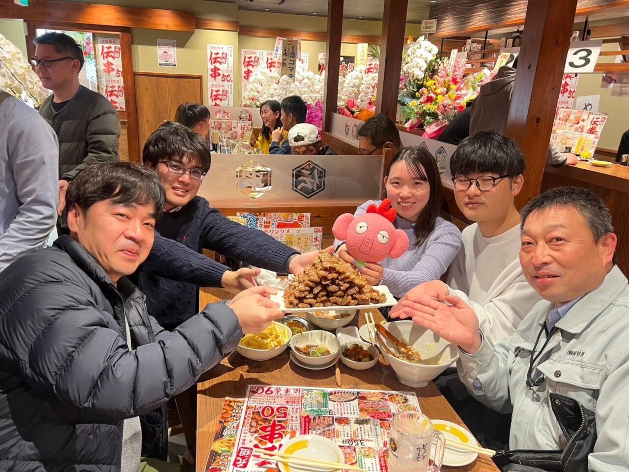 新時代で伝串を囲む来店客
